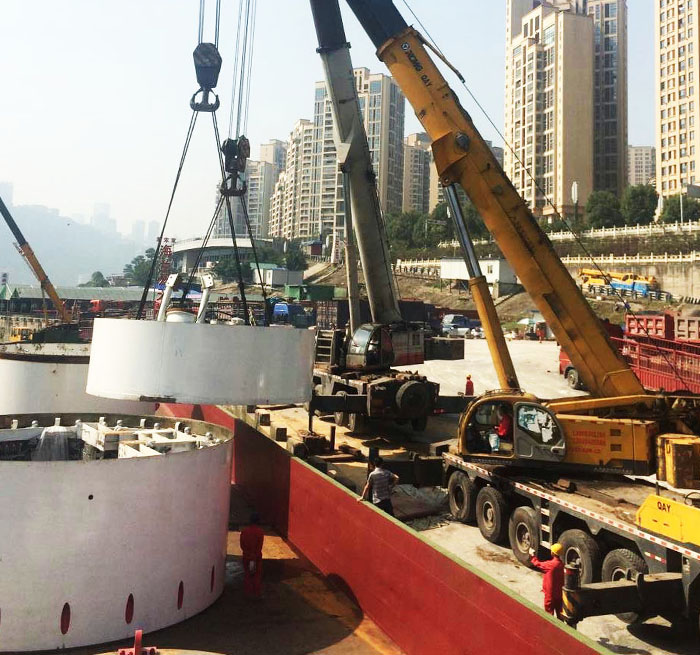 乐业吊车作业中
