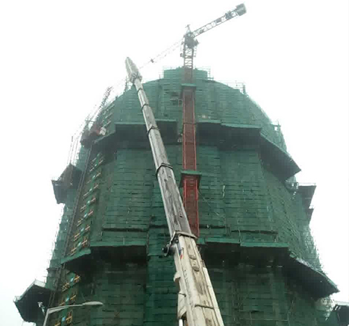 乐业吊车在工地上作业